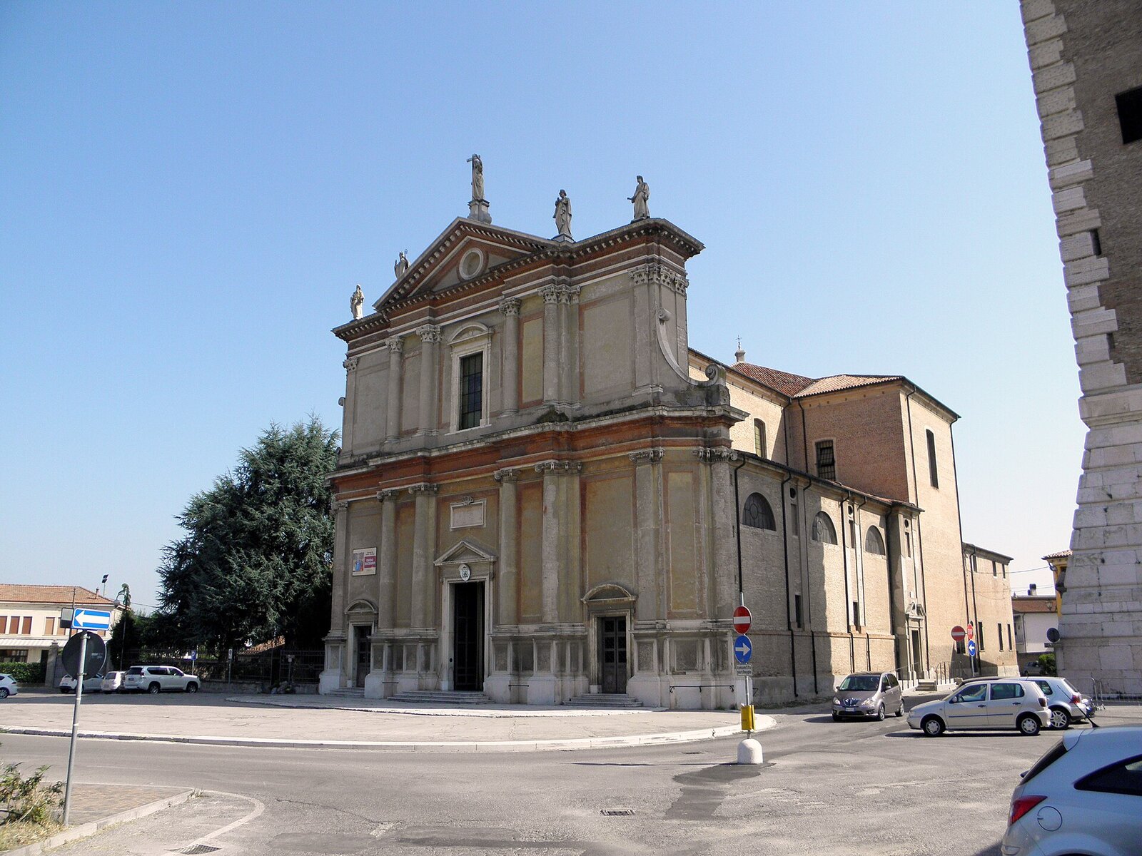 Die Fassade des Doms Santa Sofia in Lendinara vom Platz aus gesehen