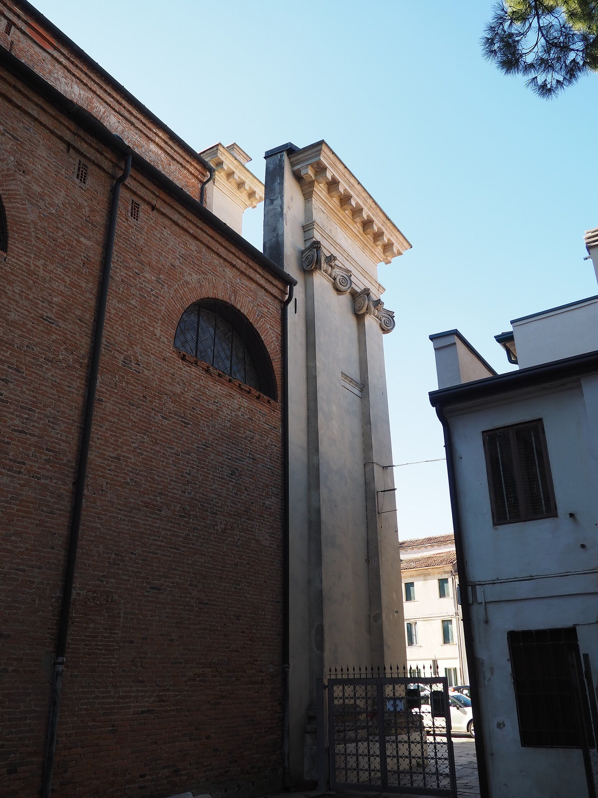 Facciata della chiesa dei Santi Francesco e Giustina a Rovigo vista dal cortile della canonica