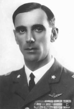 Ritratto fotografico in uniforme dell'aviatore Umberto Maddalena, 1926