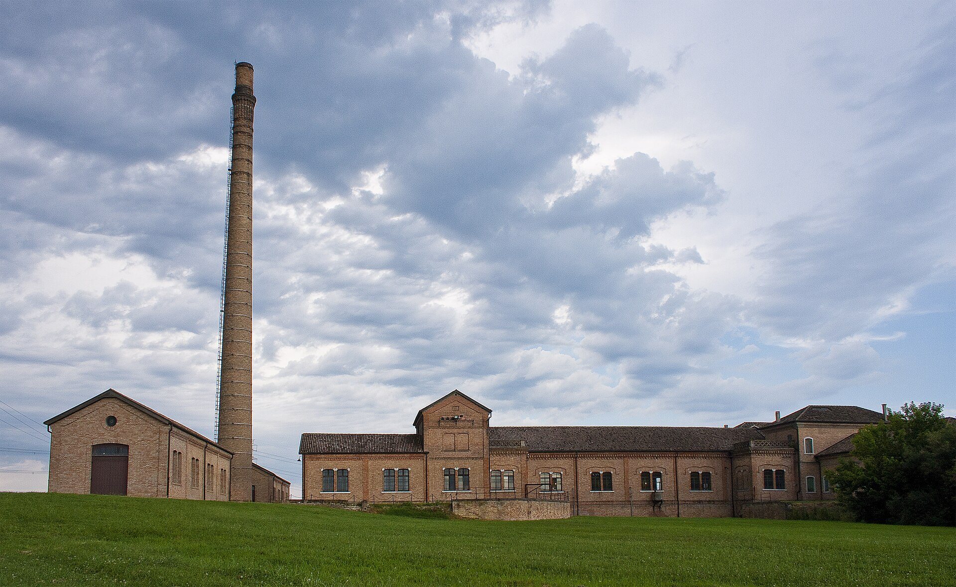 L'edificio e la ciminiera dell'ex idrovora di Ca' Vendramin a Taglio di Po
