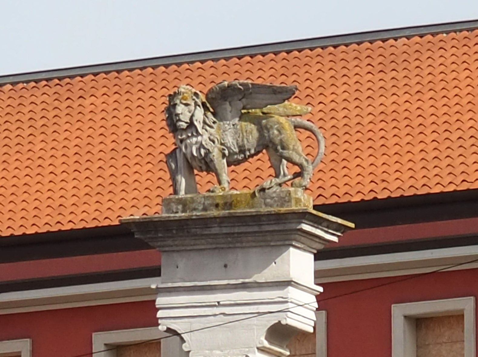 Il Leone di San Marco sulla colonna di piazza Vittorio Emanuele II a Rovigo