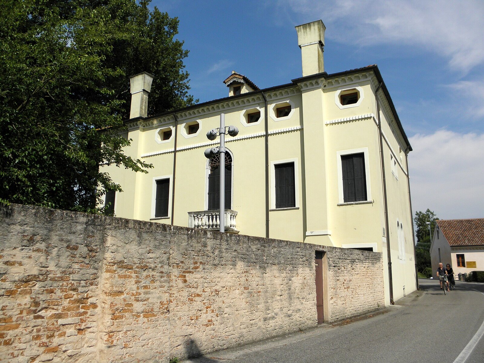 The Casa Museo Giacomo Matteotti on Via Ruga in Fratta Polesine, seen from the street beyond its boundary wall