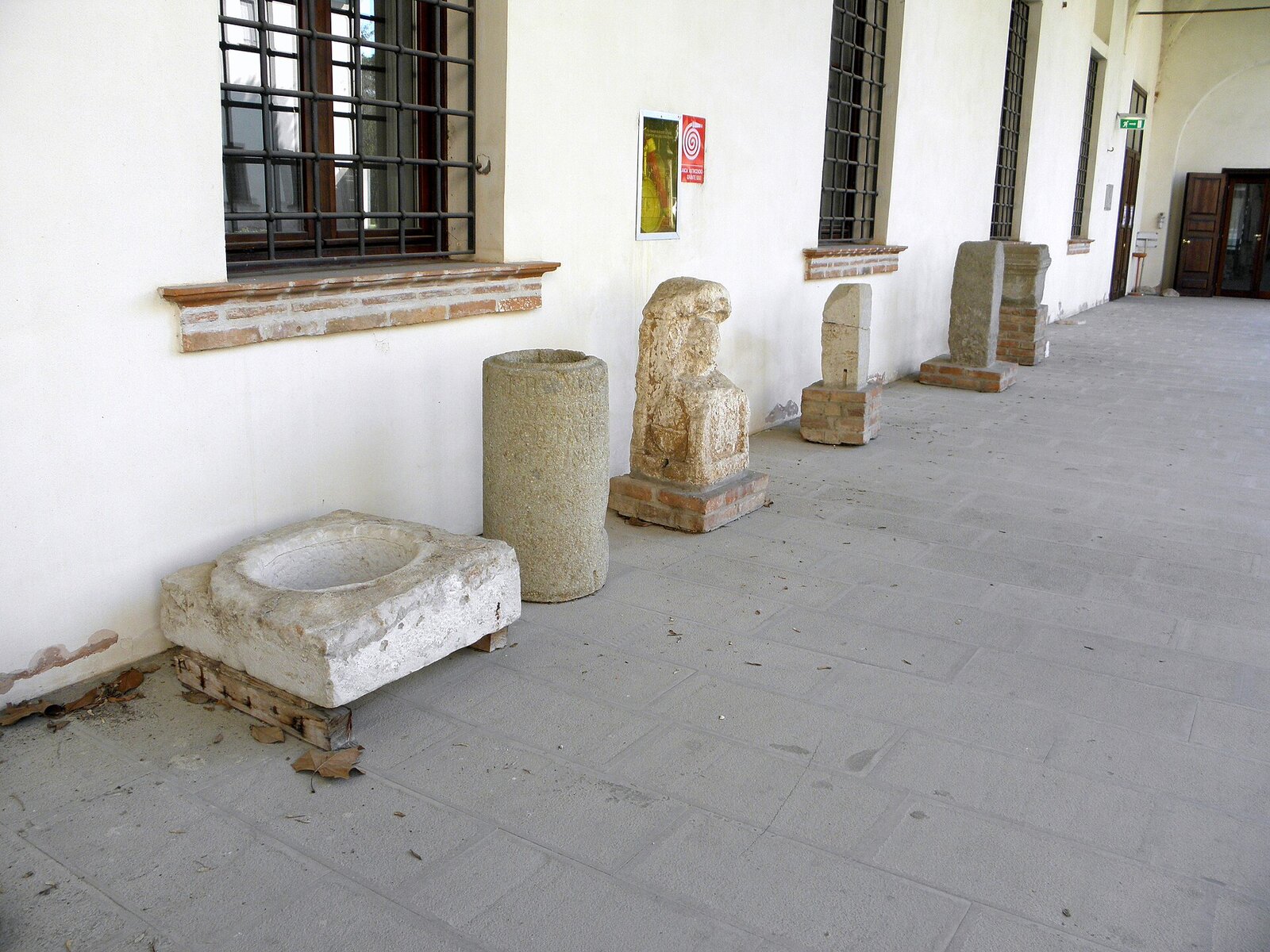 Stele funerarie romane del Museo dei Grandi Fiumi sotto il portico dell’ex monastero olivetano di Rovigo