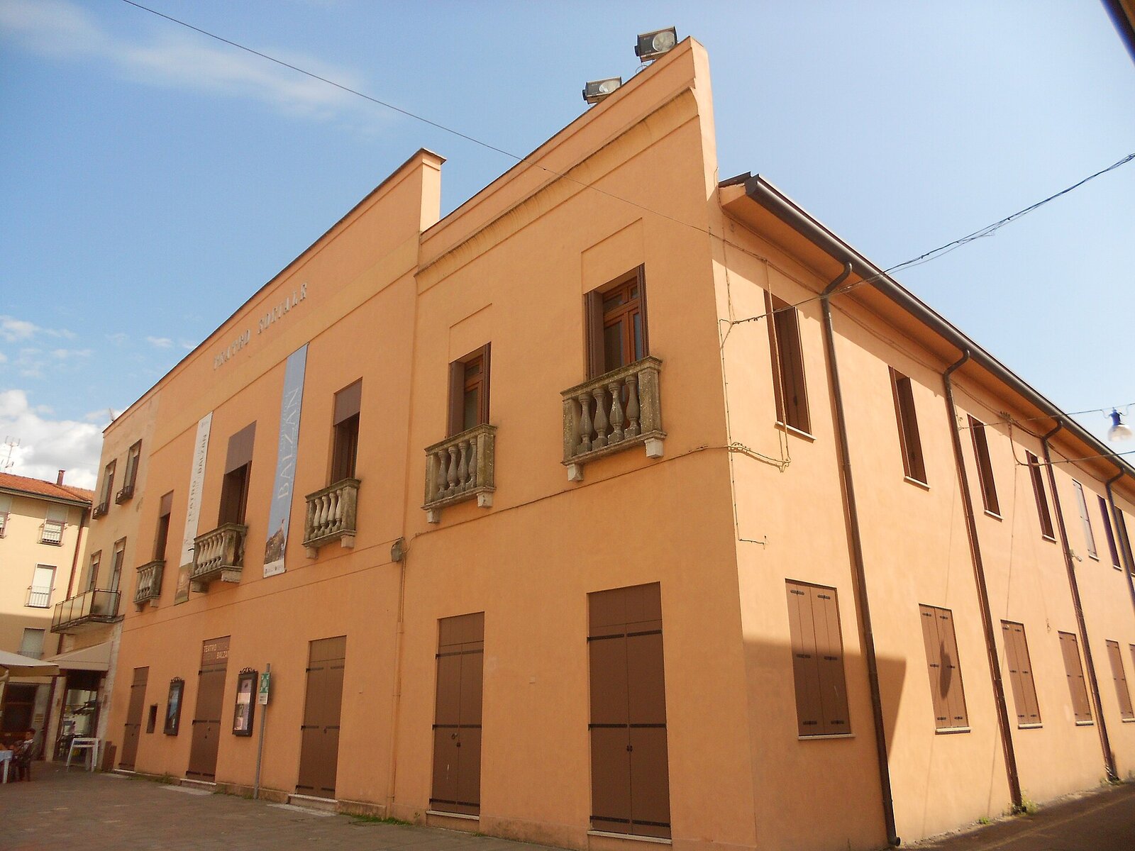 Das Äußere des Teatro Sociale Eugenio Balzan am Hauptplatz von Badia Polesine