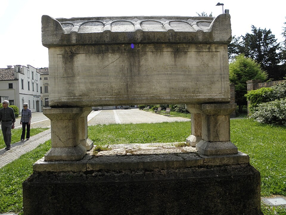 Sarcofago di Alberto Azzo II d’Este davanti all’Abbazia della Vangadizza, Badia Polesine