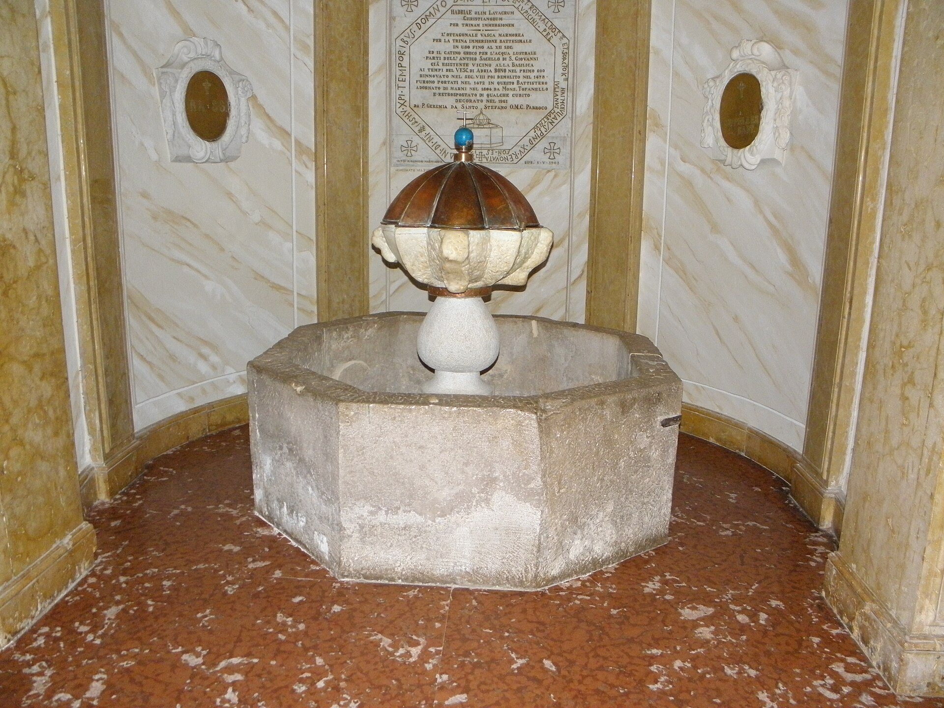 Il fonte battesimale ottagonale nella chiesa di Santa Maria Assunta della Tomba ad Adria
