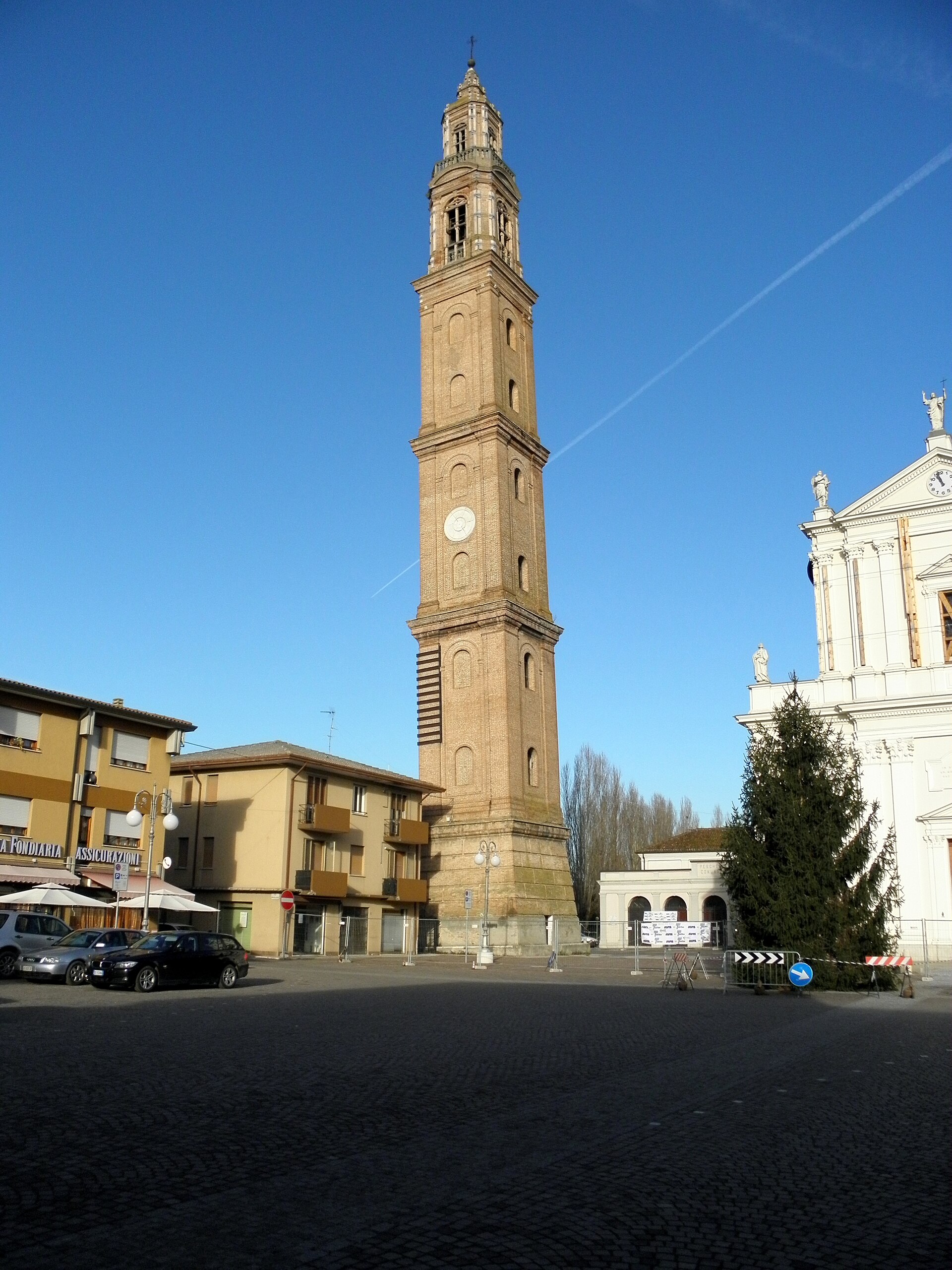 Sant'Antonino martire, campanile, da Piazza Marconi (Ficarolo)